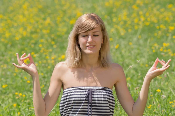 かわいい女性のショットを近く — ストック写真