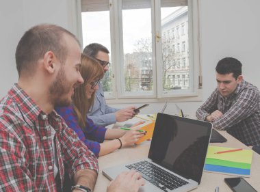 İş süreci. Çalışma ekibi yakın atış