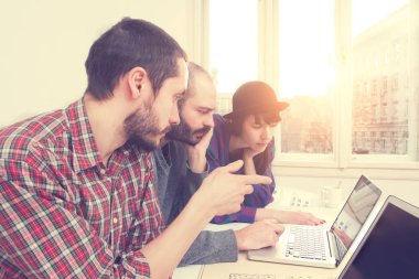 İş süreci. Çalışma ekibi işadamları ve işkadını yakın atış