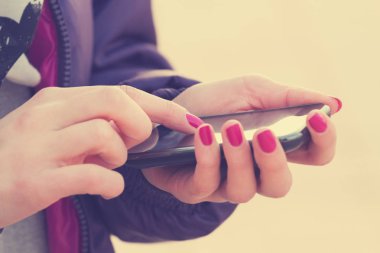 Mobil akıllı telefon kullanan kadın yakın çekim