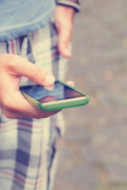 Akıllı cep telefonu kullanan bir adama yaklaş