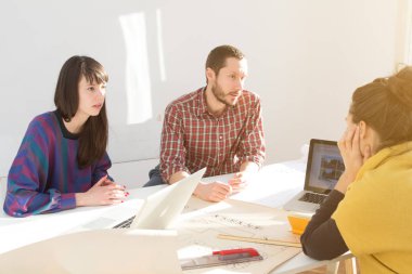 İş süreci. Çalışma ekibi yakın atış