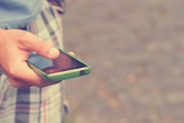 Akıllı cep telefonu kullanan bir adama yaklaş