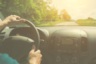 Araç sürücüsü yakın çekim yukarı