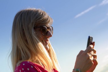 Mobil akıllı telefon kullanan kadın yakın çekim