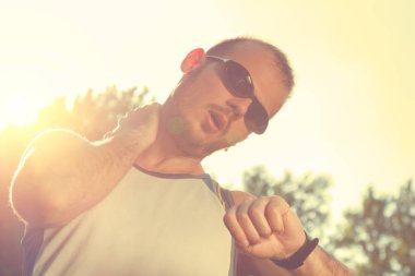 Adam koşu in atış kapatmak 