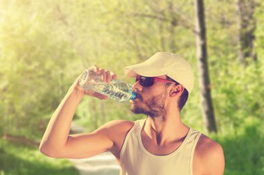 Adam koşu in atış kapatmak 