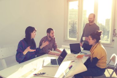 İş süreci. Çalışma ekibi yakın atış