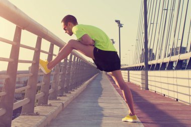 Adam koşu in atış kapatmak 