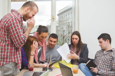 İş süreci. Çalışma ekibi yakın atış