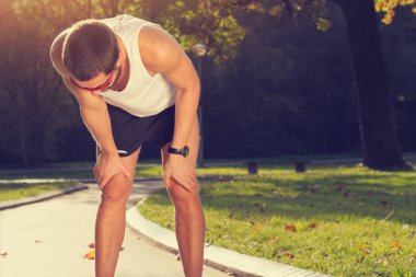 Adam koşu in atış kapatmak 