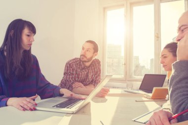 İş süreci. Çalışma ekibi yakın atış