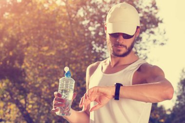 Adam koşu in atış kapatmak 