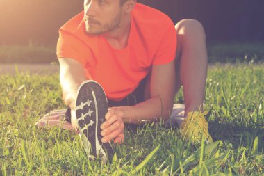 Adam koşu in atış kapatmak 