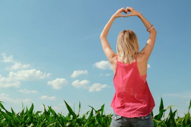 kadın gösteren kalp işareti