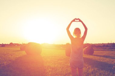 kadın gösteren kalp işareti