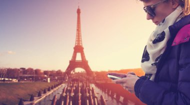 Paris arka plan üzerinde güzel kadın