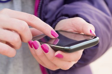 Mobil akıllı telefon kullanan kadın yakın çekim