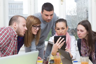 İş süreci. Çalışma ekibi yakın atış