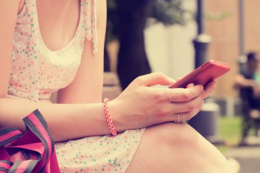 Mobil akıllı telefon kullanan kadın yakın çekim