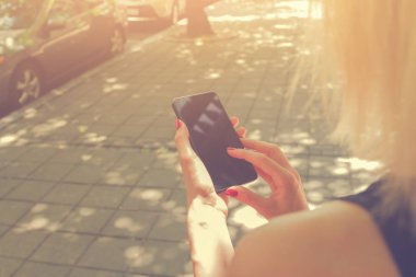 Mobil akıllı telefon kullanan kadın yakın çekim