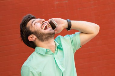 Akıllı cep telefonu kullanan bir adama yaklaş