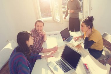 İş süreci. Çalışma ekibi yakın atış