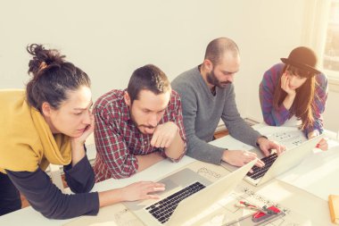 İş süreci. Çalışma ekibi yakın atış