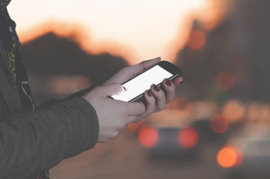 Mobil akıllı telefon kullanan kadın yakın çekim