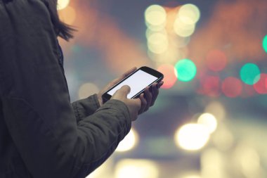 Mobil akıllı telefon kullanan kadın yakın çekim