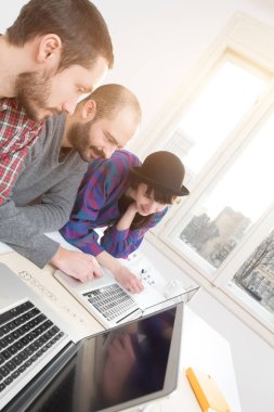 İş süreci. Çalışma ekibi işadamları ve işkadını yakın atış