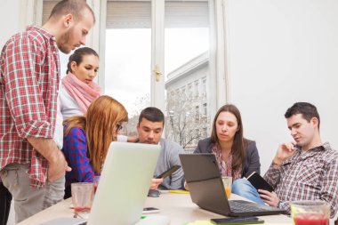 İş süreci. Çalışma ekibi yakın atış