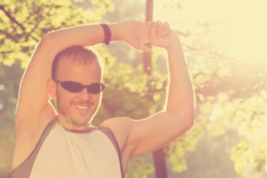 Adam koşu in atış kapatmak 