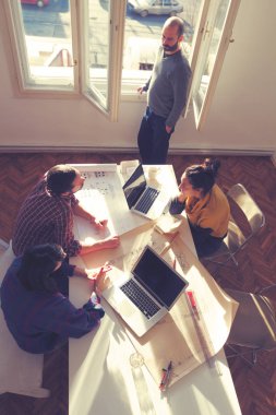 İş süreci. Çalışma ekibi yakın atış