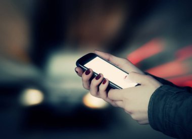 Mobil akıllı telefon kullanan kadın yakın çekim