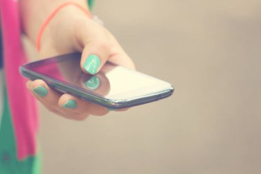 Mobil akıllı telefon kullanan kadın yakın çekim