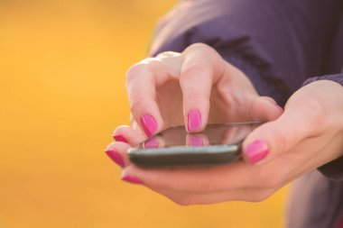 Mobil akıllı telefon kullanan kadın yakın çekim