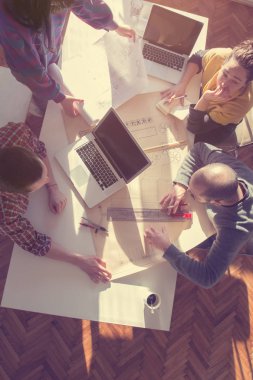 İş süreci. Çalışma ekibi yakın atış