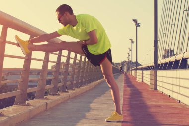 Adam koşu in atış kapatmak 