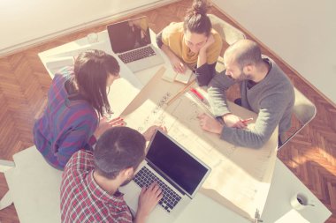 İş süreci. Çalışma ekibi yakın atış