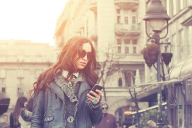 Güzel sevimli kadın yakın şehir arka plan üzerinde atış kadar