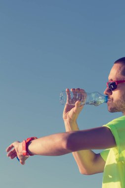 Adam koşu in atış kapatmak 