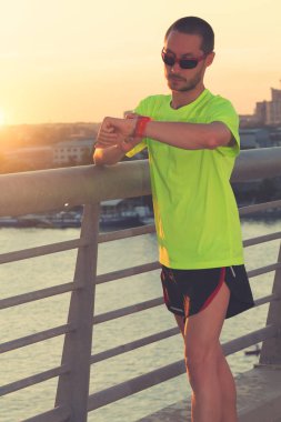 Adam koşu in atış kapatmak 