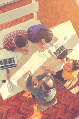 İş süreci. Çalışma ekibi yakın atış