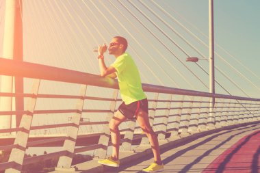 Adam koşu in atış kapatmak 