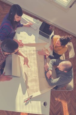 İş süreci. Çalışma ekibi yakın atış