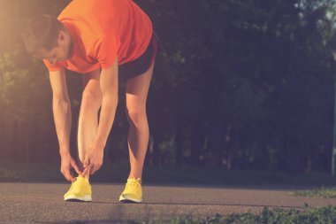 Adam koşu in atış kapatmak 