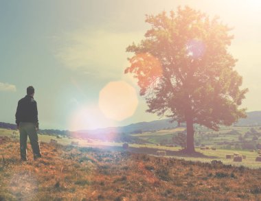 Yalnızlık kavramı. Arka ayakta ve ileriye dönük adam  