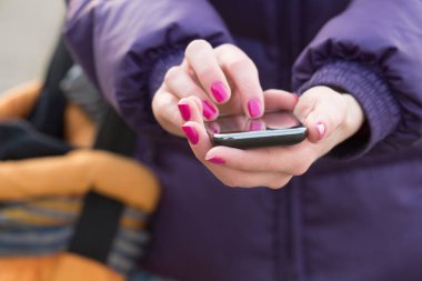 Mobil akıllı telefon kullanan kadın yakın çekim