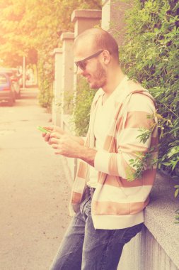 Akıllı cep telefonu kullanan bir adama yaklaş